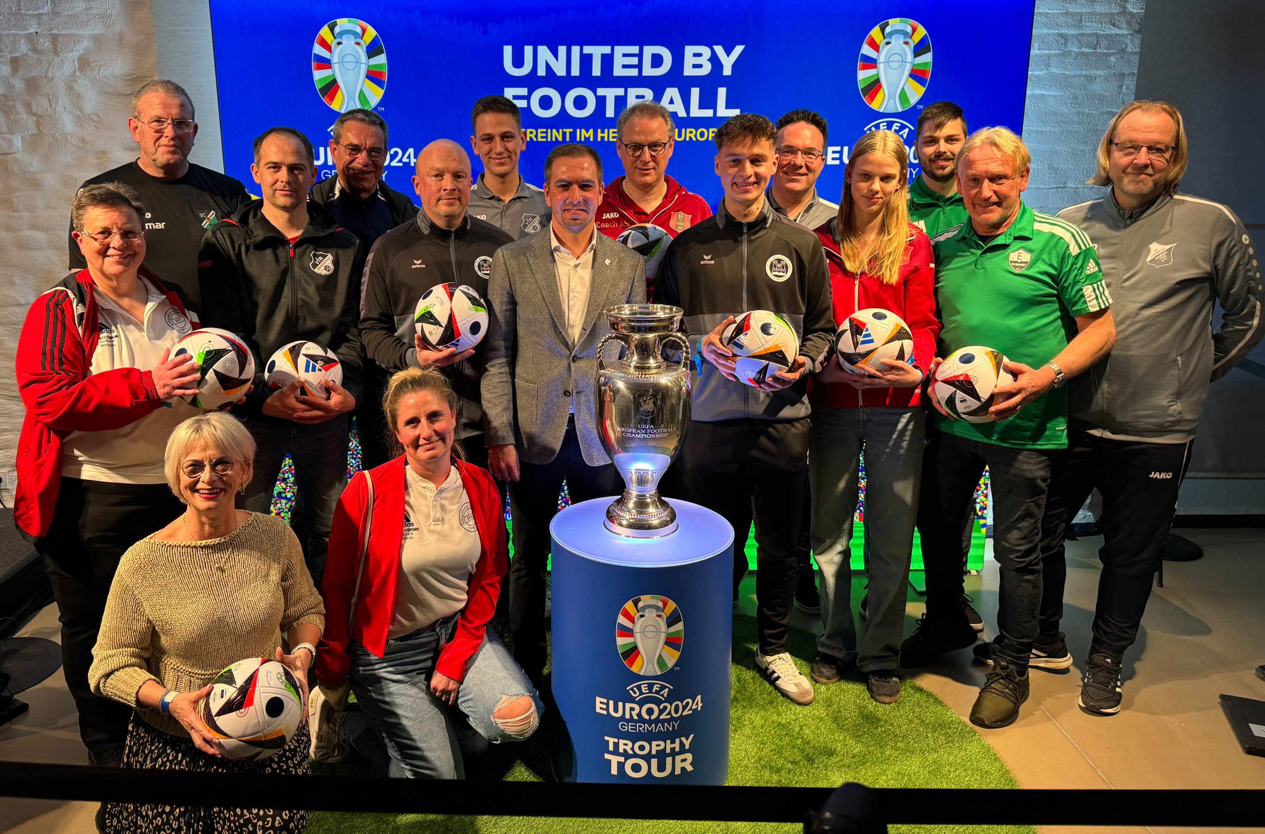 FVM ehrt Gold-Vereine bei der UEFA Trophy Tour