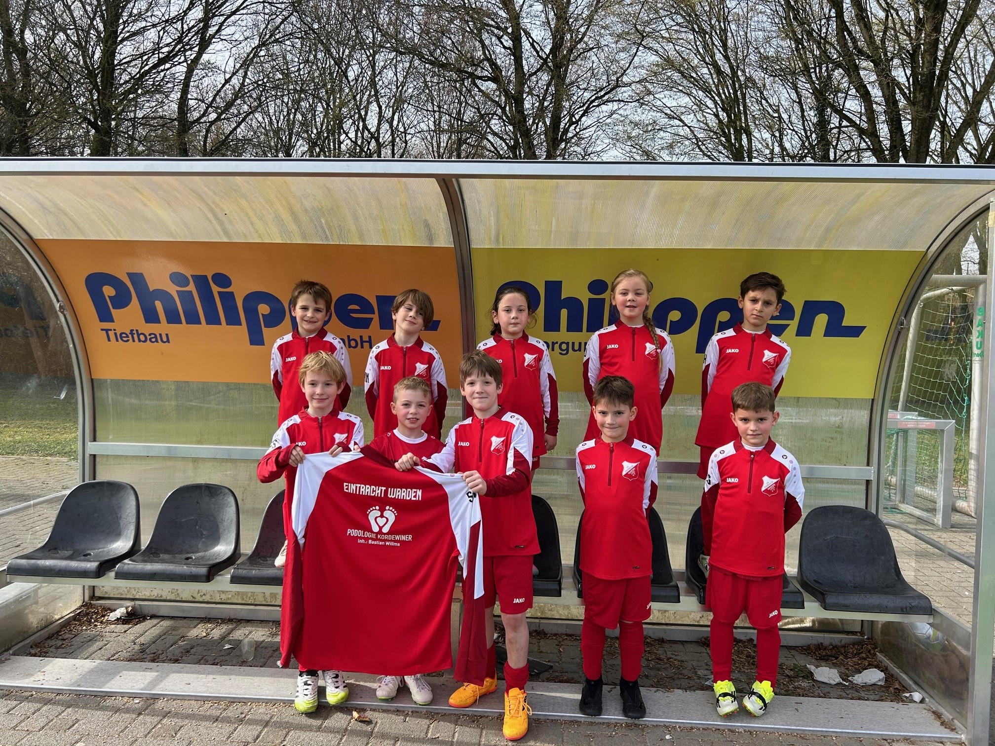 Neue Ziptops für die U8 unserer Eintracht! Großer Dank an die podologische Praxis Kordewiner