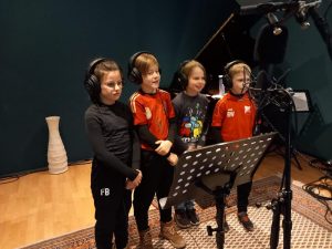 Kinder des Eintracht Warden im Tonstudio für den Warden Song
