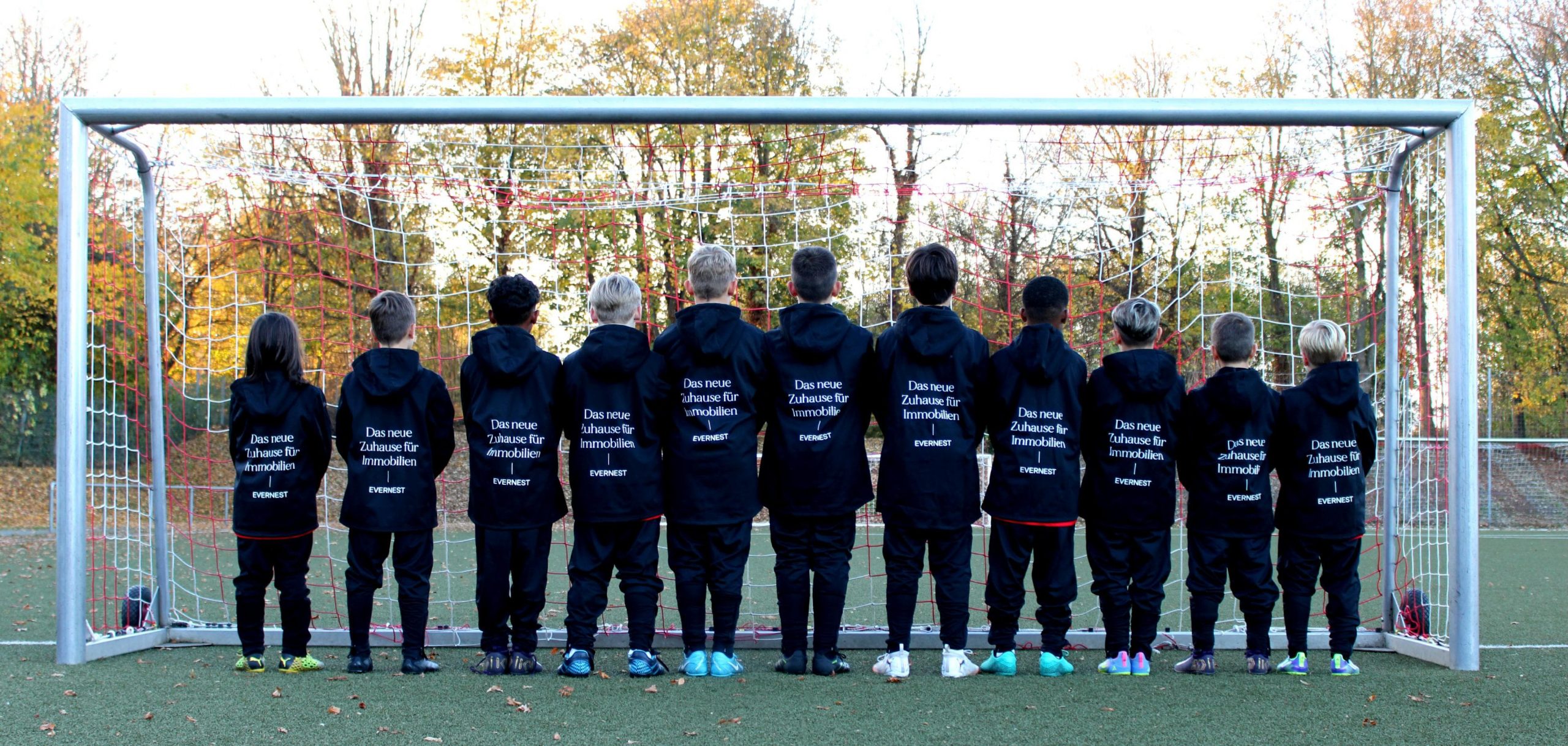 Neue Trainingsjacken für die U10 von Eintracht Warden / Die Haie bedanken sich bei der Immobilienfirma Evernest Aachen