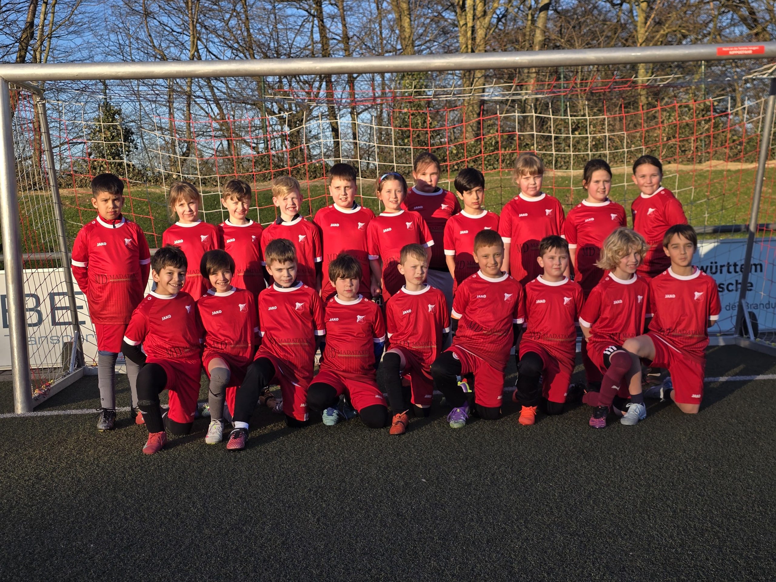 U10-3 freut sich über neue Trikots von Madatax.de