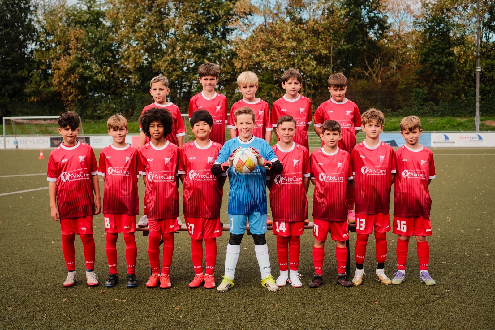 Auch für unsere U11-2 gibt es neue Trikots! Ein großes Dankeschön an AixCare