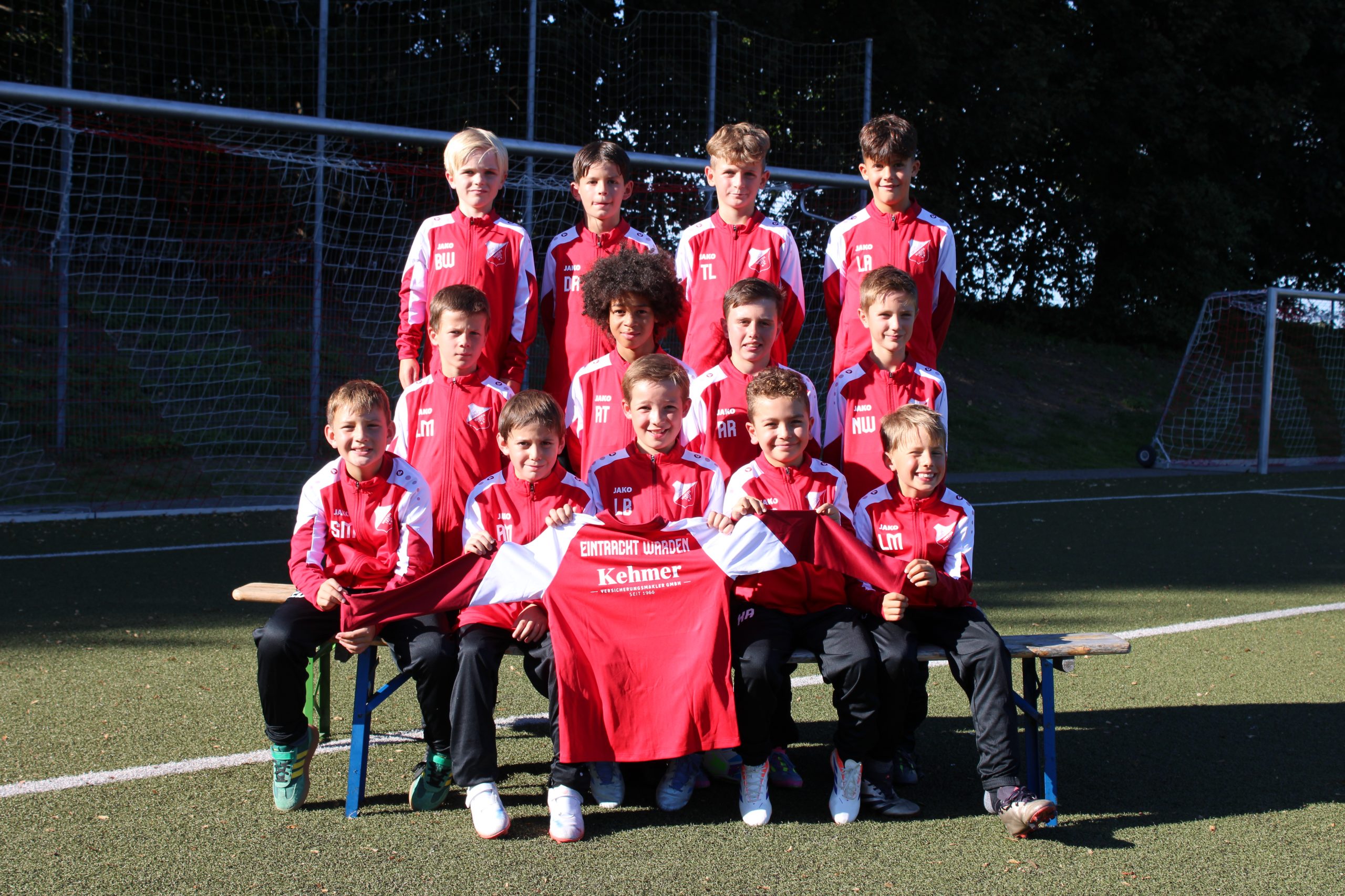 Kehmer Versicherungsmakler aus Übach-Palenberg sponsort neue Trainingsanzüge für unsere Haie der U10-2!