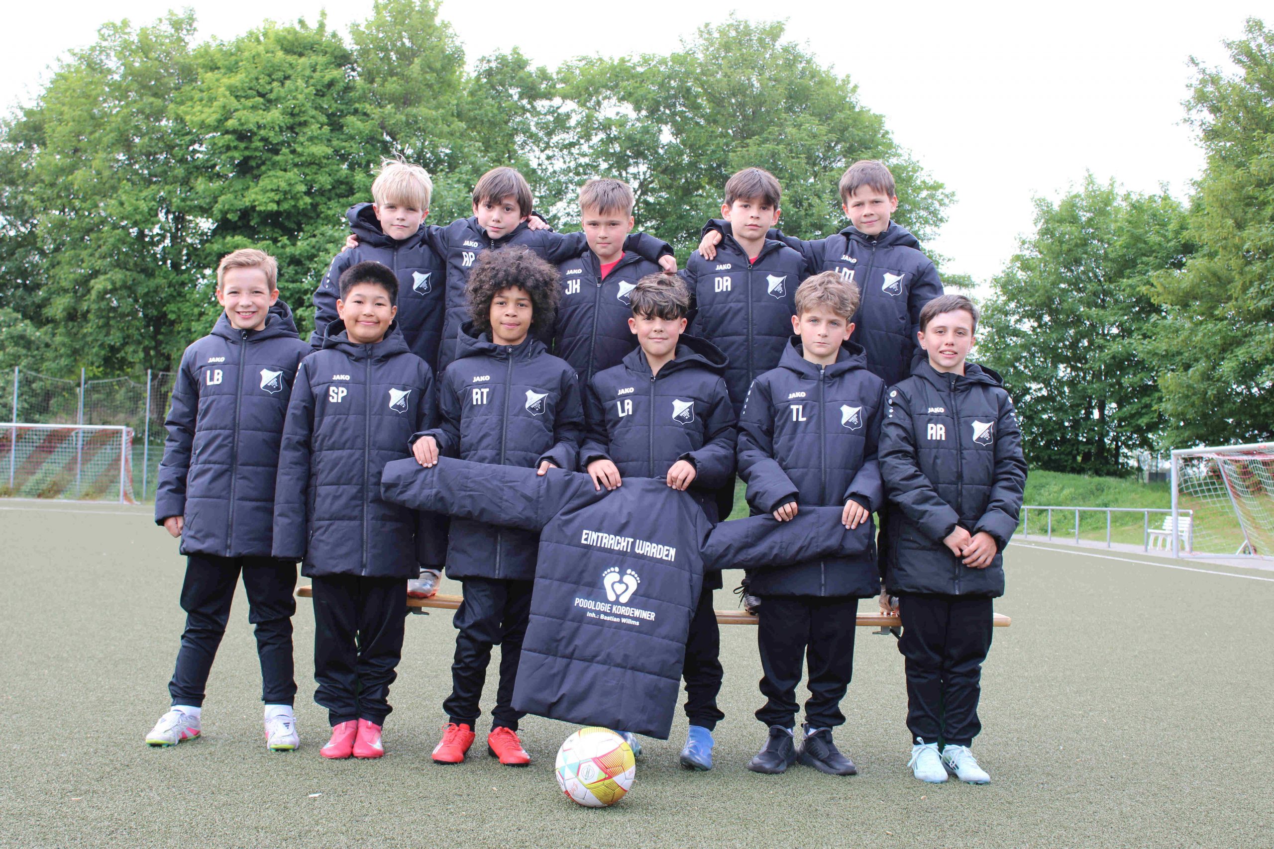 Neue Winterjacken für die U10-2! Einen großen Dank an die podologische Praxis Kordewiner
