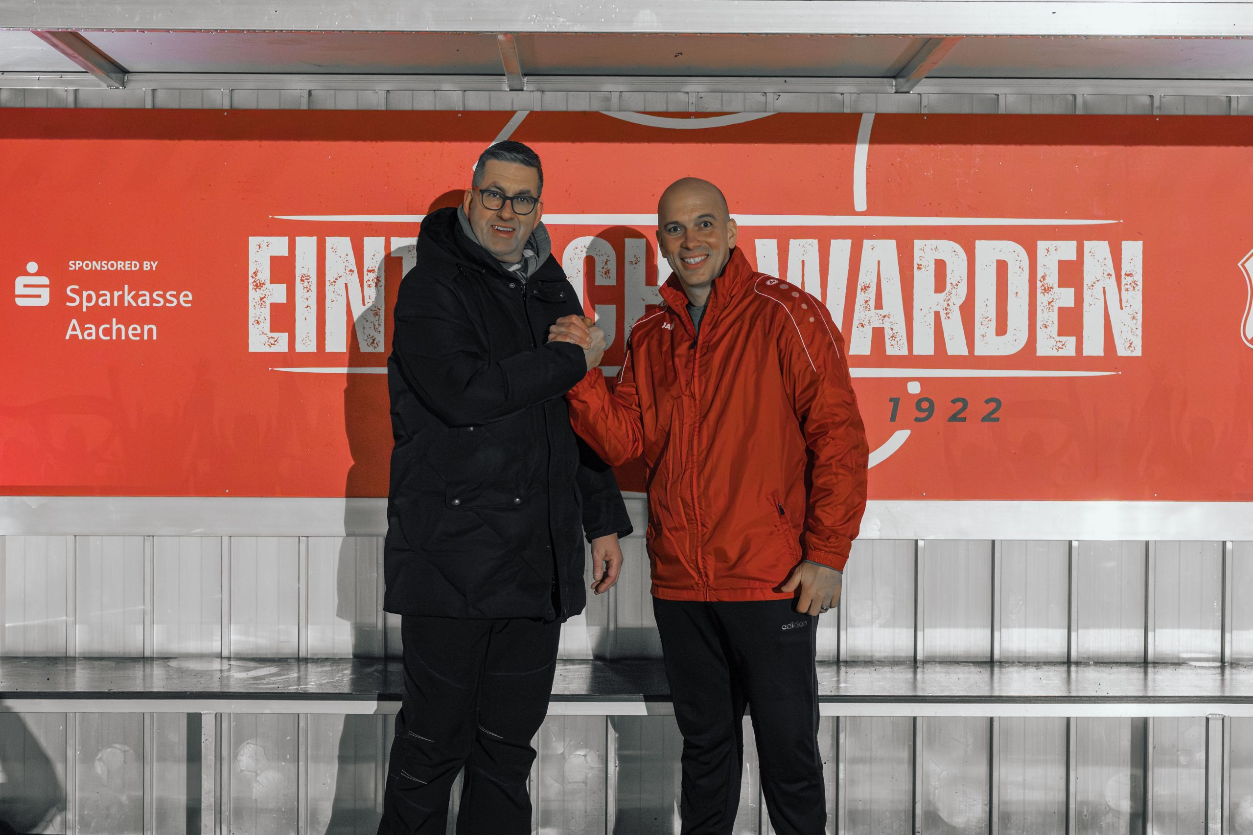 Neue Trainerbänke für den VfL Eintracht Warden – Dank starker Unterstützung der Sparkasse Aachen