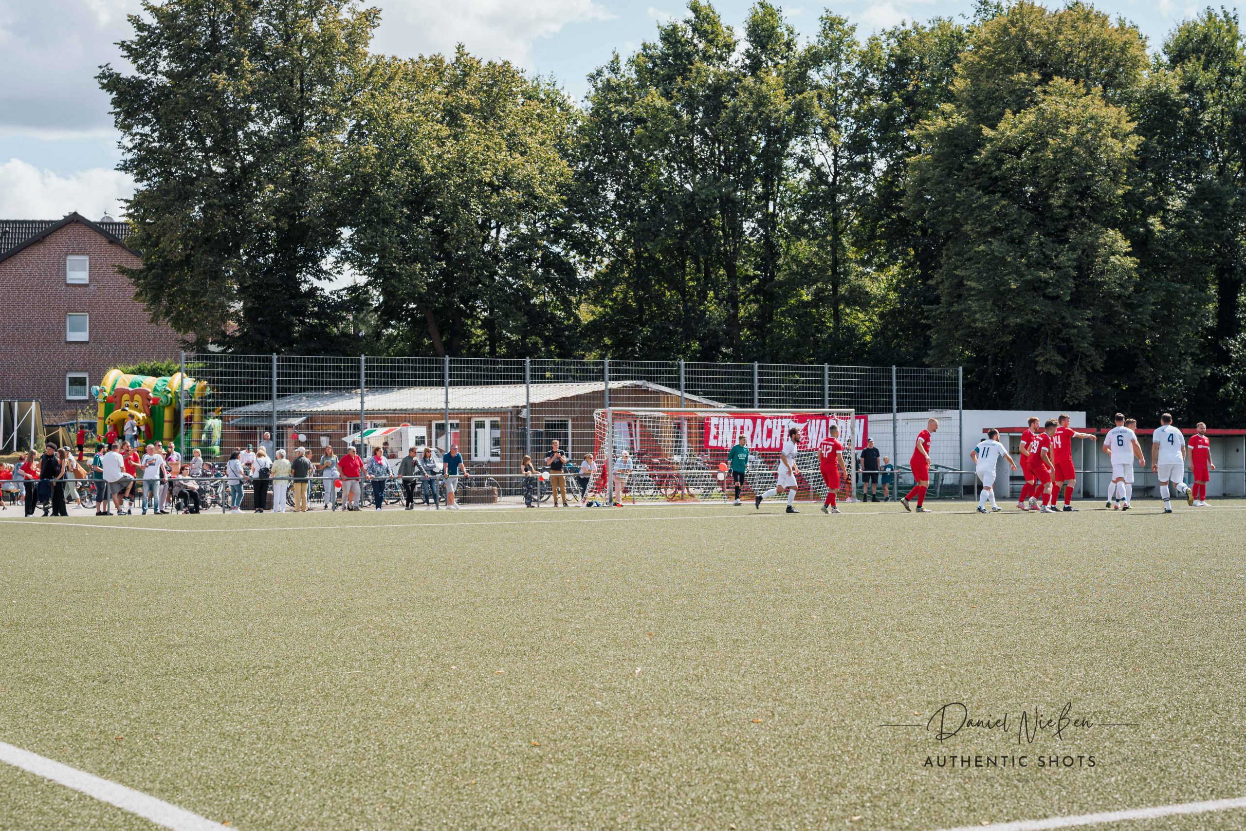 Start geglückt: Große Saisoneröffnung mit vielen Zuschauern bei der Eintracht! Erste Mannschaft holt 3 Punkte.