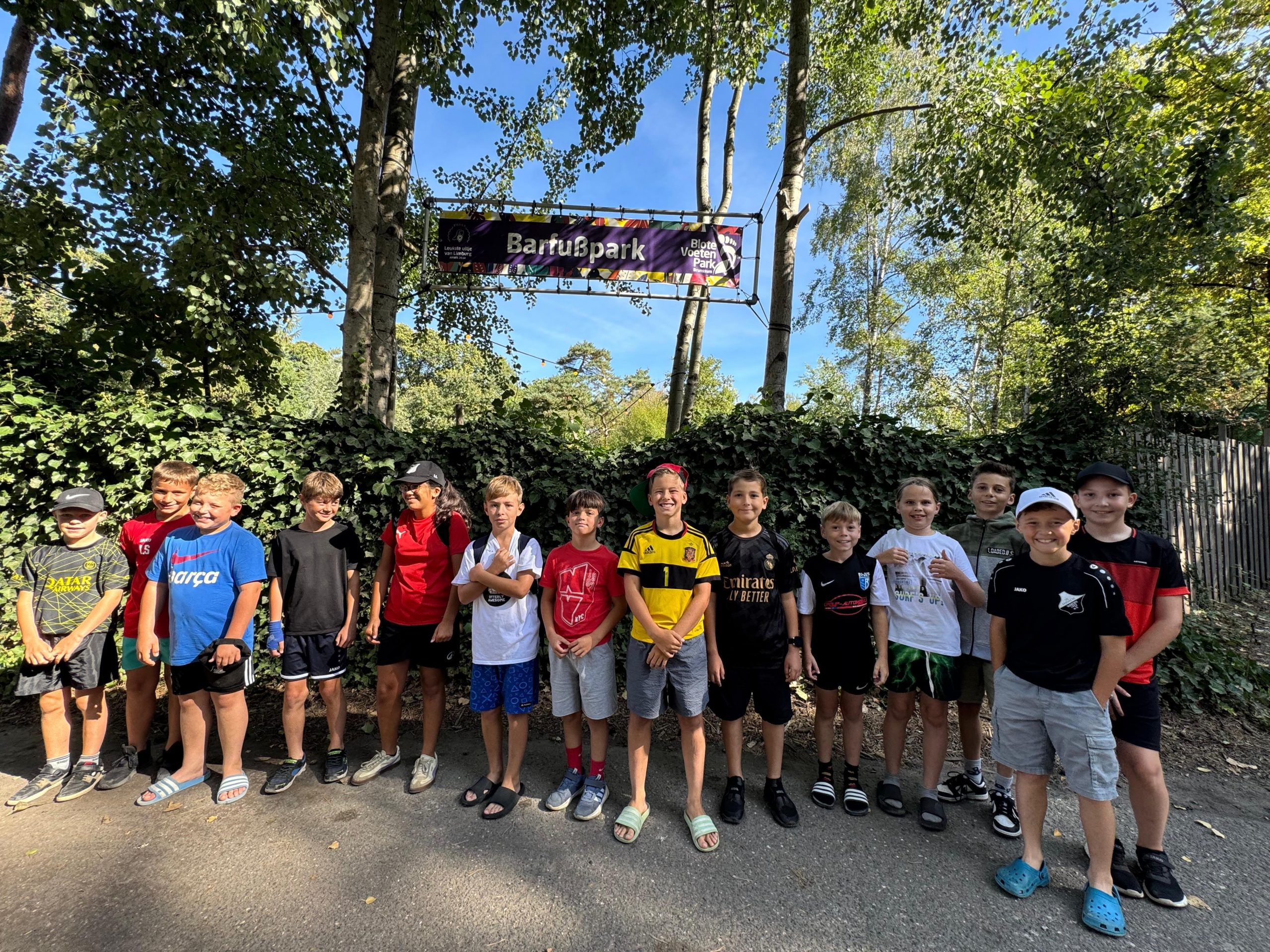 Barfuß, bunt und pitschnass – U11/U12 auf Abenteuertour in Brunssum